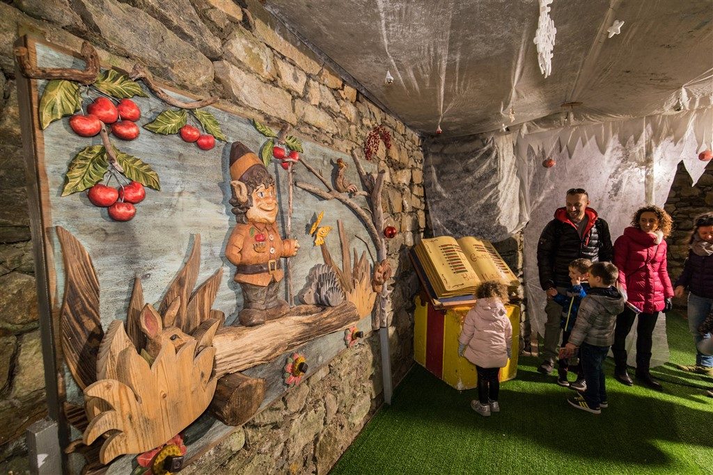 Famiglie nei cunicoli della Grotta di Babbo Natale di Ornavasso