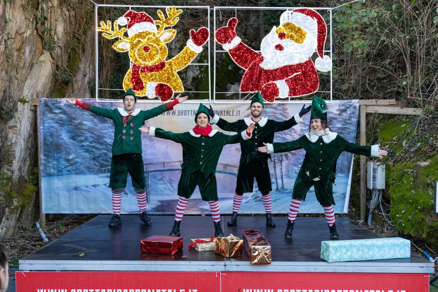 Spettacolo degli elfi al Villaggio della Grotta di Babbo Natale