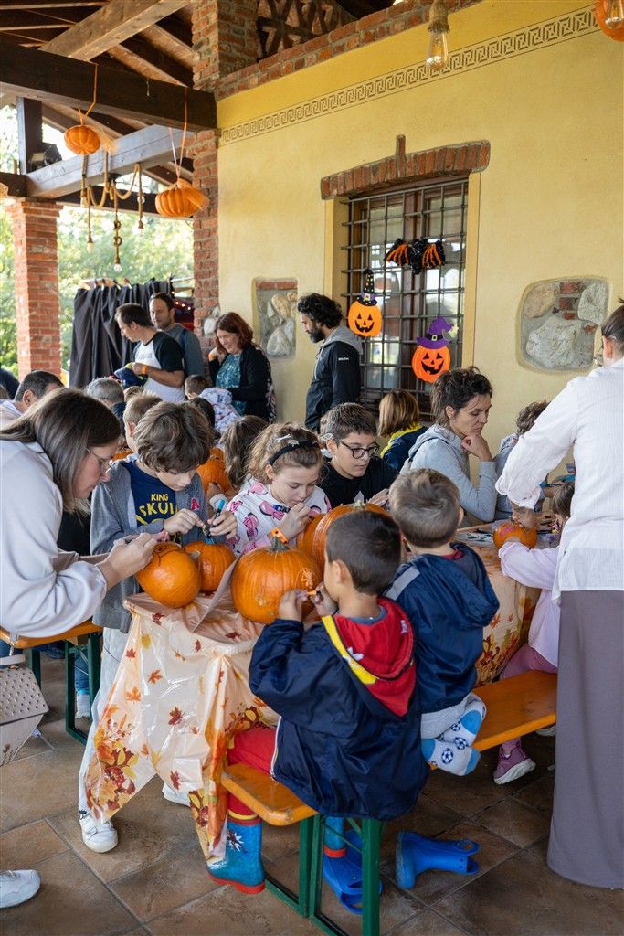 Bambini che decorano le zucche al laboratorio