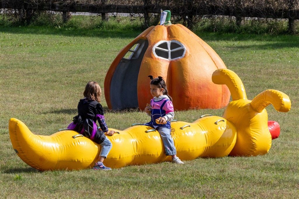 Casetta a forma di zucca e gioco gonfiabile giallo